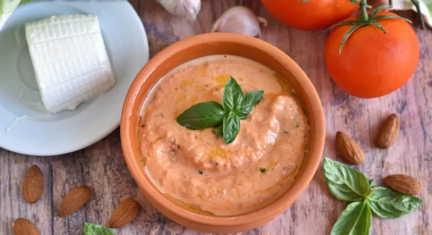 Pesto alla siciliana in terracotta, con pomodori, mandorle, basilico e ricotta.