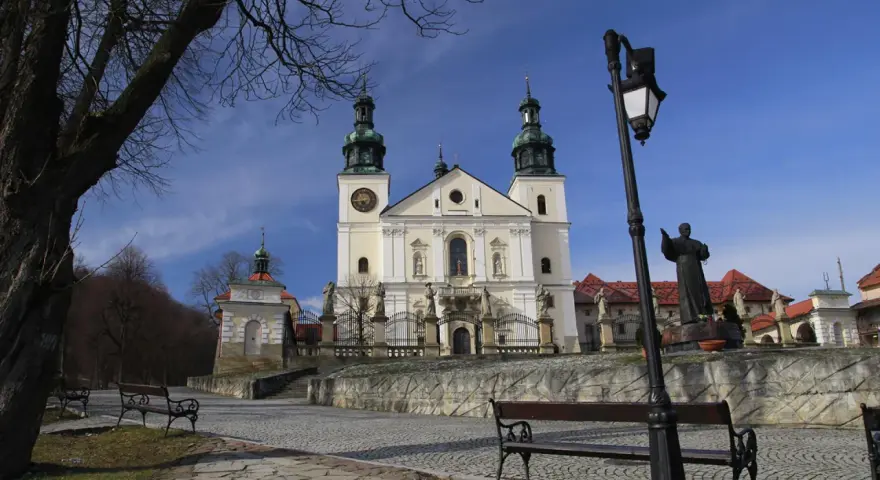 Kalwaria Zebrzydowska klasztor z wieżami i placem.