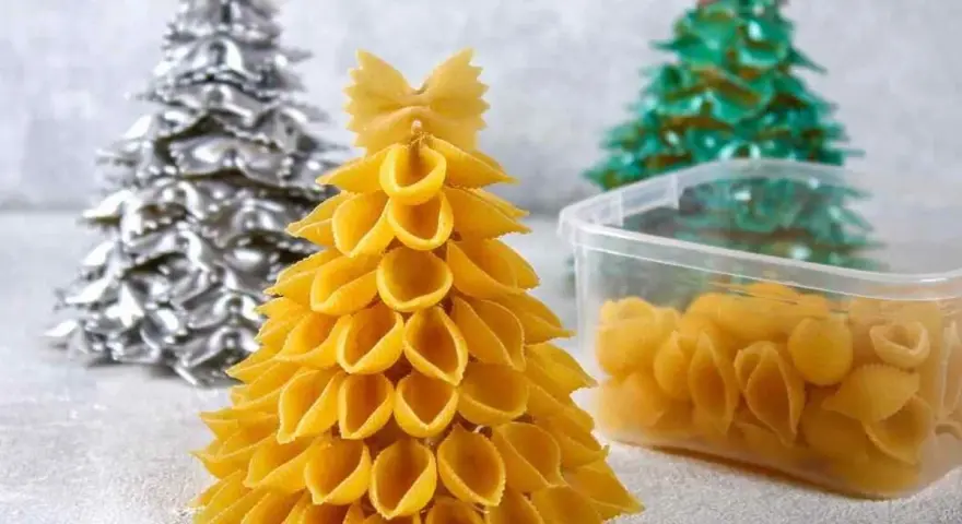 Świąteczne DIY dla dzieci: choinki z makaronu! Zobacz, jak łatwo stworzyć te urocze ozdoby.