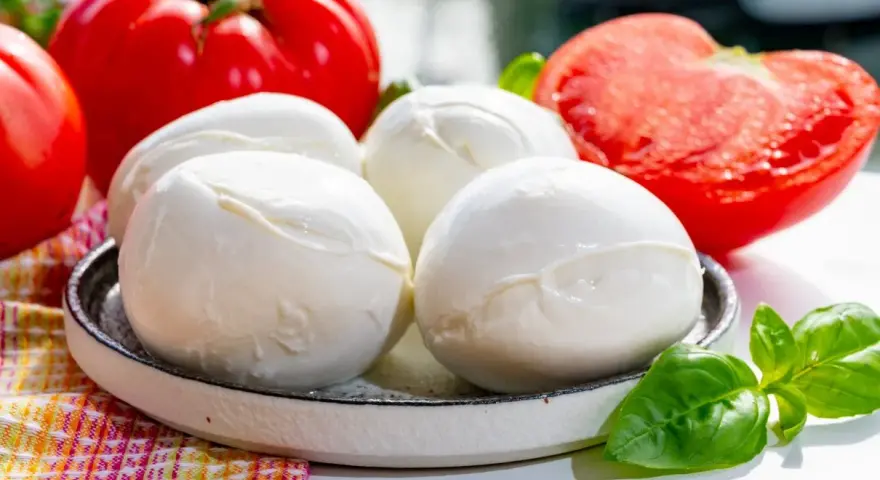 Świeża mozzarella i pomidory, idealne do dań z mozzarellą na ciepło.