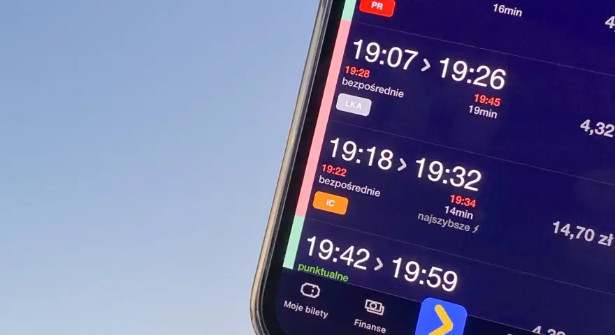 Telefon wyświetla rozkład jazdy pociągów z informacją o opóźnieniach.