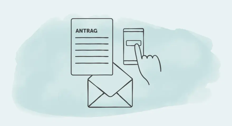 Antrag für mdk pflegegrad wird digital bearbeitet. Ein Finger tippt auf ein Smartphone neben einem Briefumschlag.