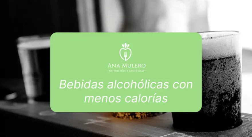 Vasos de cerveza con espuma y el texto "Bebidas alcohólicas con menos calorías".