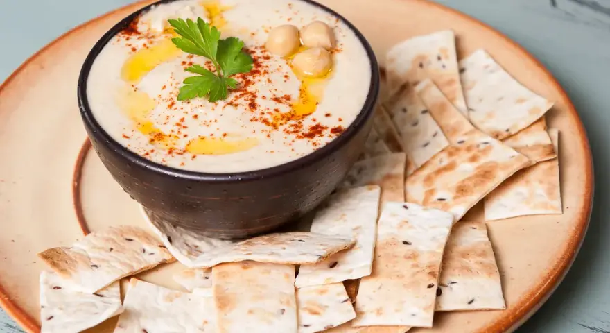 Czy hummus jest dietetyczny? Odkryj jego zdrowotne właściwości i kalorie