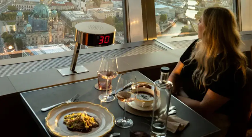 Romantisches Abendessen mit Blick auf Berlin. Perfekte date ideen berlin für einen besonderen Anlass.