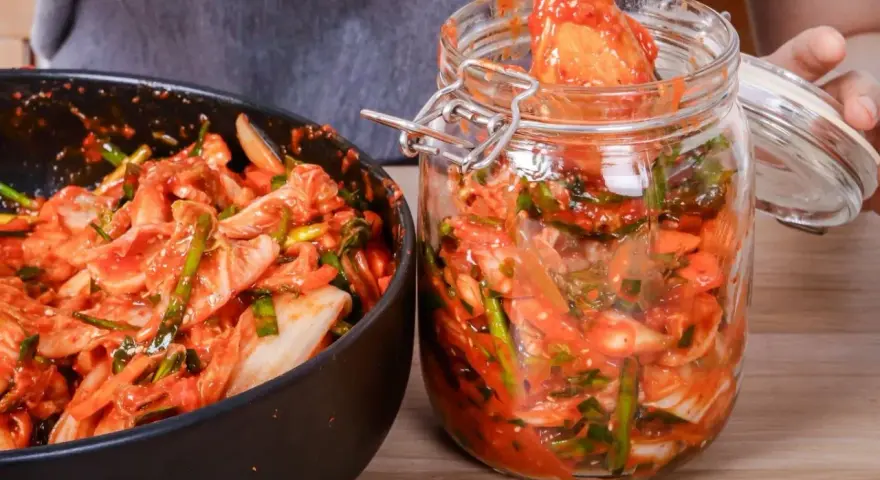 Mieszanka do kimchi w misce i słoiku, gotowa do fermentacji. Prosty sposób, jak zrobić kimchi w domu.