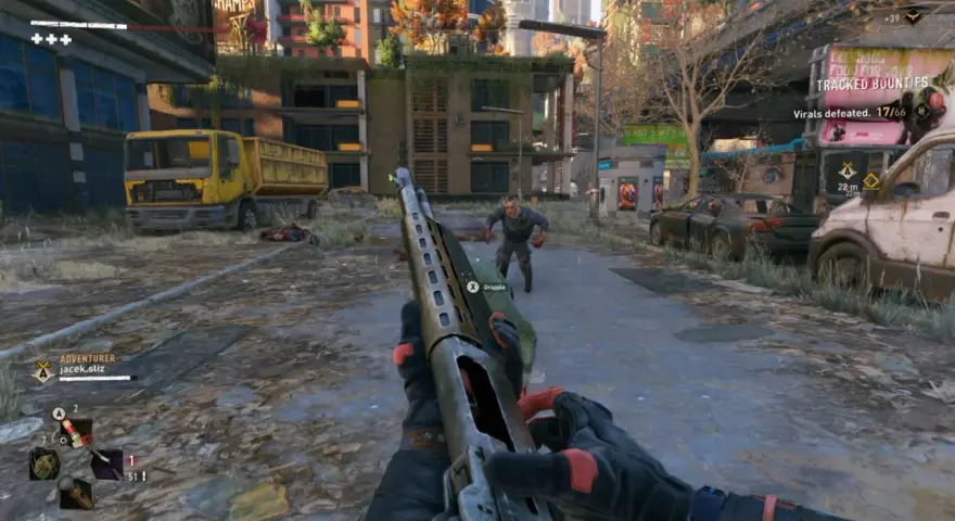 Gracz celuje z strzelby w zombie w postapokaliptycznym mieście. W Dying Light 2 broń palna to cenny zasób.