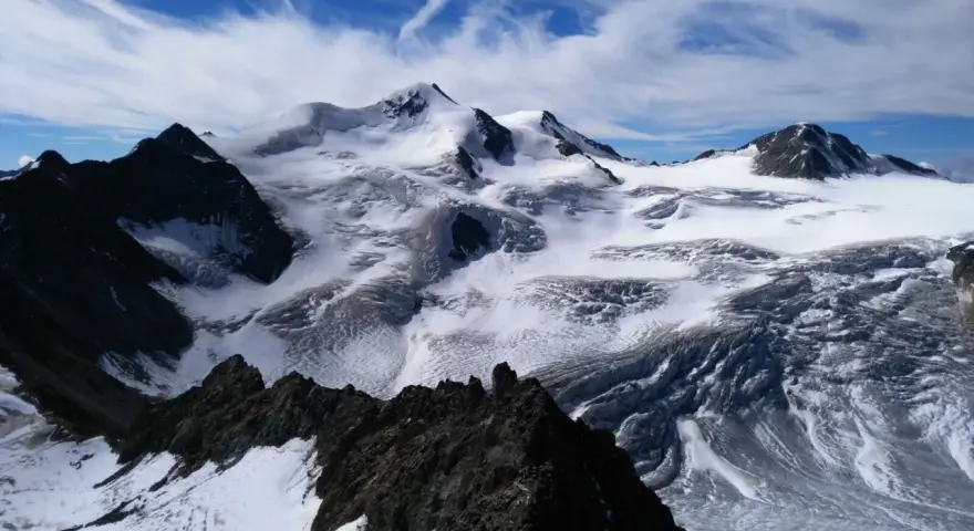 Majestätische Berglandschaft mit schneebedeckten Gipfeln und Gletschern. Die Wildspitze Besteigung ist ein Traum für jeden Alpinisten.