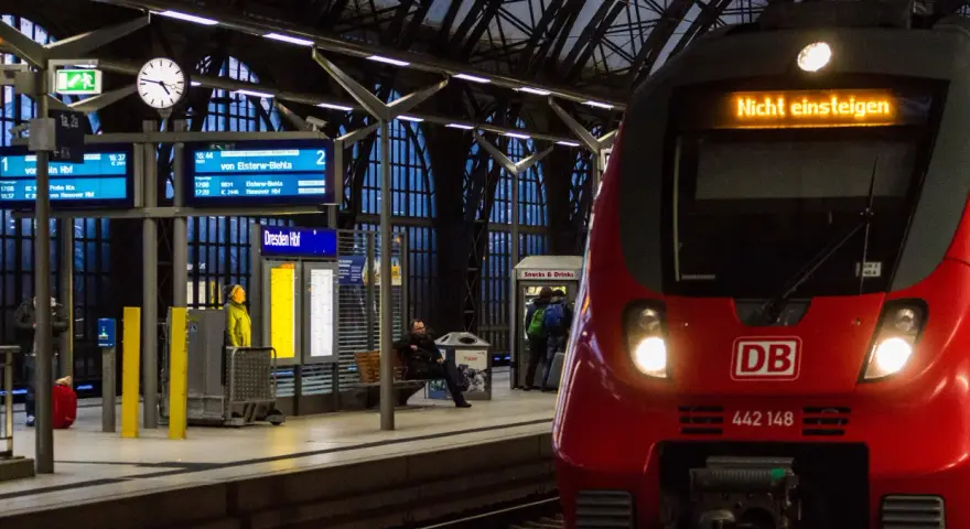 Roter Zug mit "Nicht einsteigen" auf der Anzeige am Bahnhof Dresden Hbf.