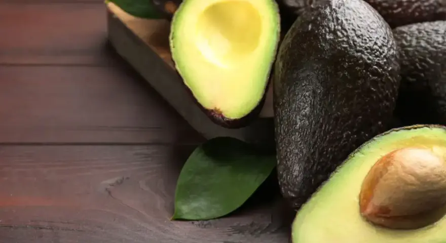 Des avocats frais, coupés en deux, prêts pour une délicieuse recette avocat.