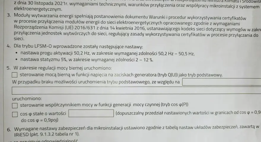 Dokument opisuje wymagania dla mikroinstalacji, w tym nastawy dla trybu LFSM-O i regulacji mocy biernej. Wzmiankowany jest licznik dwukierunkowy.