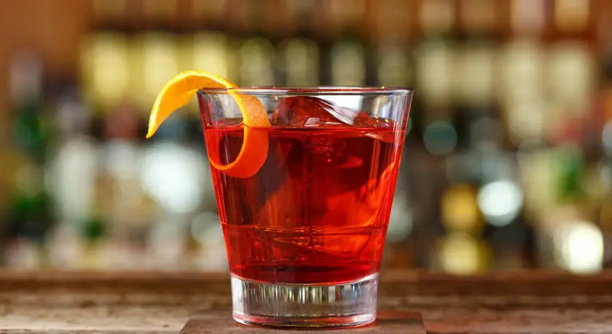 Negroni: Przepis na idealny koktajl. Sekrety barmana w domu!