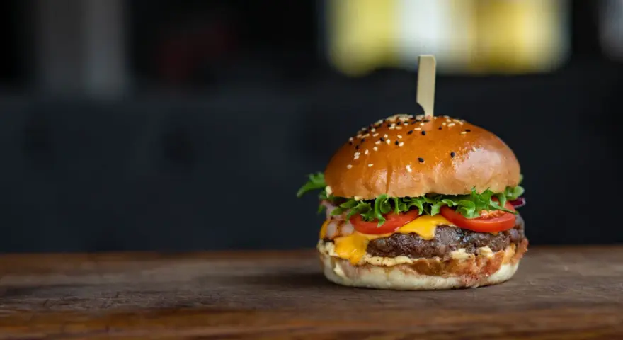 Ile kalorii ma burger wołowy? Prawda i 5 sposobów na odchudzenie!