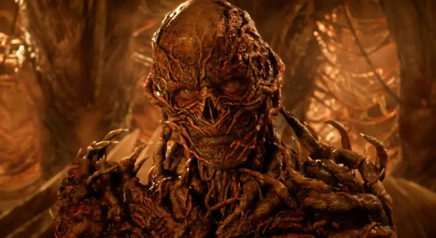 Un terrificante mostro fatto di radici e carne, un vero incubo fanta horror, emerge dall'oscurità con occhi vuoti e artigli affilati.