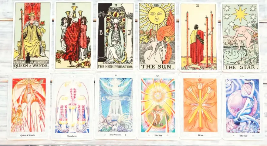 Różne karty tarota, w tym Królowa Buław, Słońce i Gwiazda. To jest co to tarot.