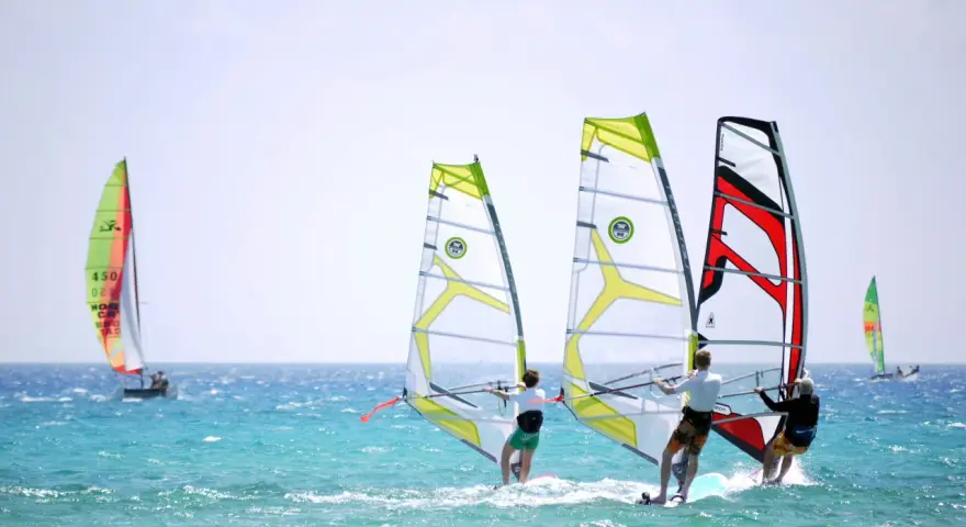 Windsurfing: Czy to trudne? Odkryj, jak łatwo zacząć!