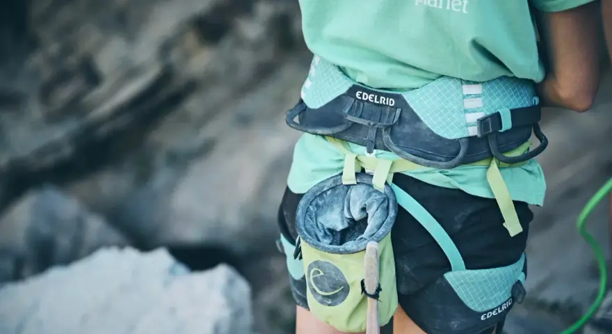Imbrago arrampicata uomo con sacchetto magnesite e spazzolino. Pronto per scalare.