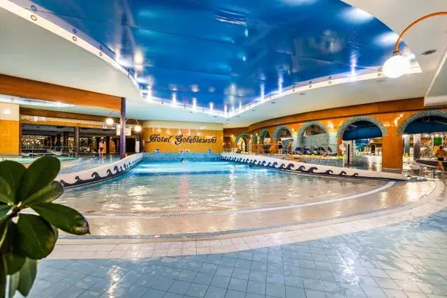Ile kosztuje doba w hotelu Gołębiewskim? Zaskakujące ceny i rabaty