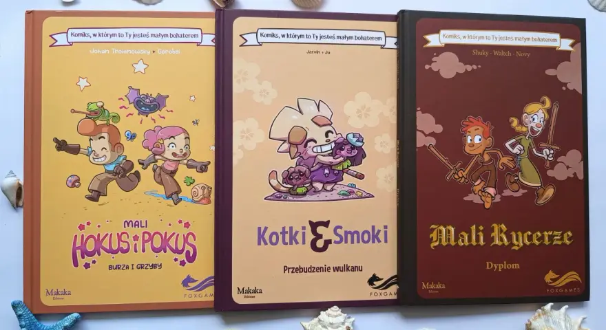 Trzy okładki komiksów, w których to Ty jesteś małym bohaterem: "Mali Hokus i Pokus", "Kotki i Smoki" oraz "Mali Rycerze".