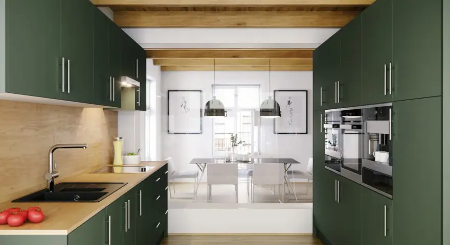 Cocinas verdes modernas con electrodomésticos integrados y vigas de madera en el techo. Un espacio elegante y funcional.