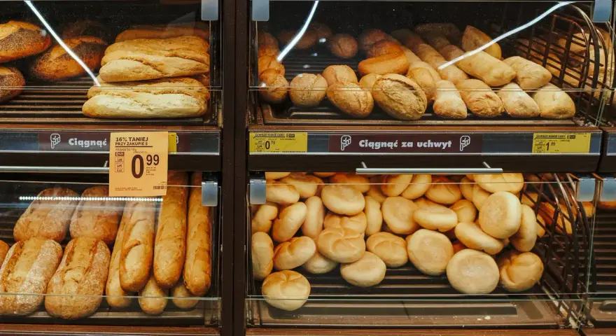 Tost z szynką i serem biedronka kcal. Na półkach sklepowych świeże pieczywo: bagietki, bułki i chleb.