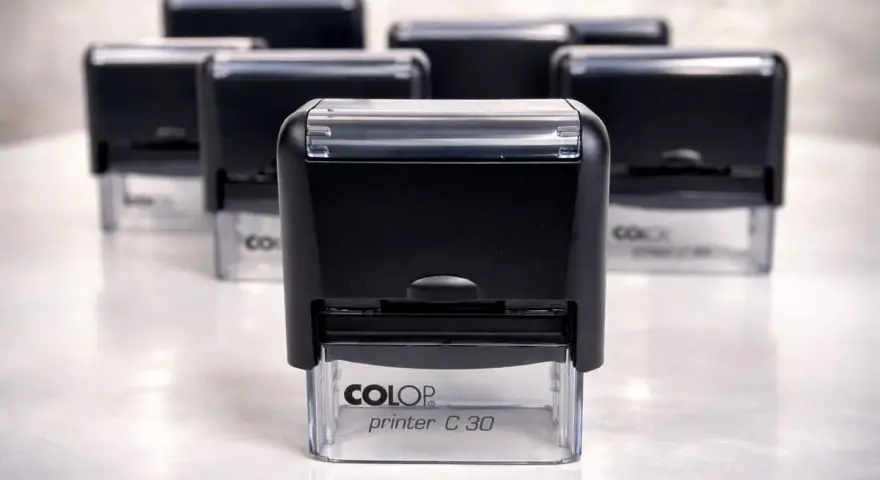 Kilka czarnych pieczątek COLOP printer C 30 ustawionych w rzędzie. Zastanawiasz się, ile trwa wyrobienie pieczątki?