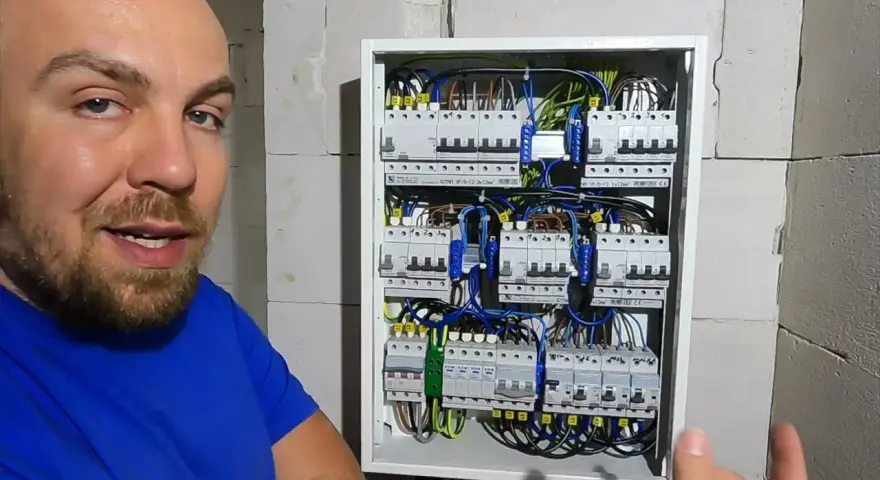 Jak bezpiecznie zamontować rozdzielnicę? Poradnik elektryka SEP