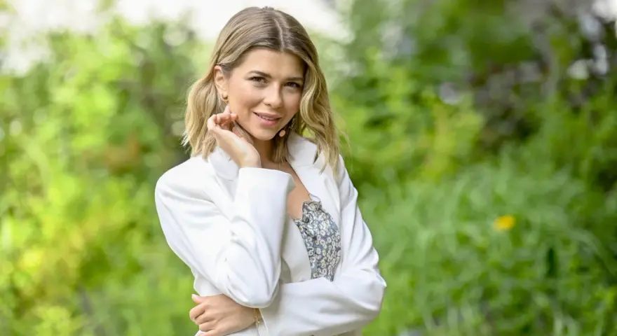 Uśmiechnięta blondynka w białej marynarce, kim jest nowa prowadząca Koło Fortuny.