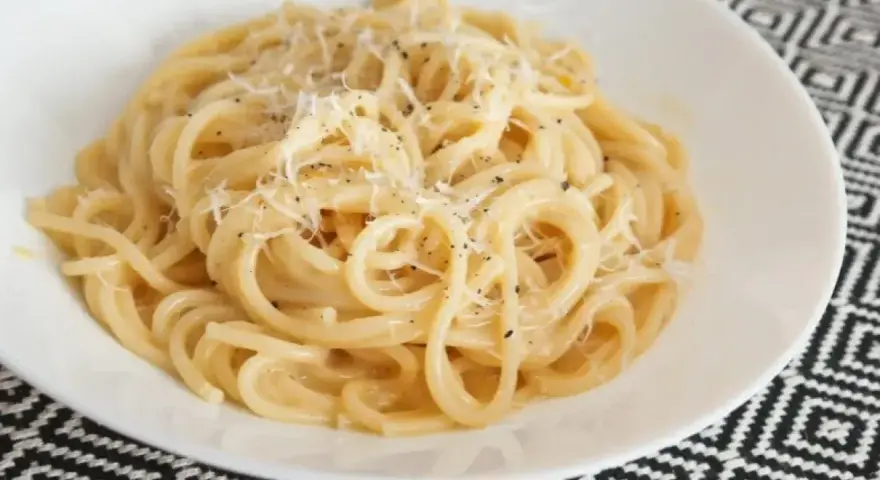 Pyszny makaron spaghetti z parmezanem i pieprzem, idealny przepis na makaron włoski.
