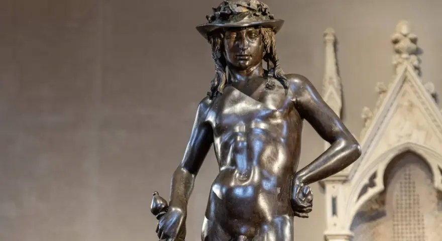 David en bronze, une des œuvres d'art de Donatello, porte un chapeau orné de feuilles et tient une épée.