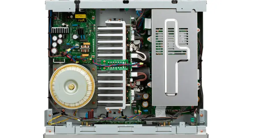 Wnętrze wzmacniacza Marantz 40n podczas testu: duży transformator, radiatory i płytki drukowane.