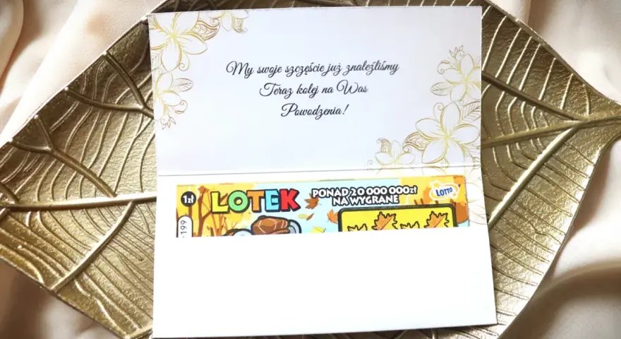 Elegancka kartka z życzeniami i zdrapki lotto na wesele. "My swoje szczęście już znaleźliśmy, teraz kolej na Was. Powodzenia!