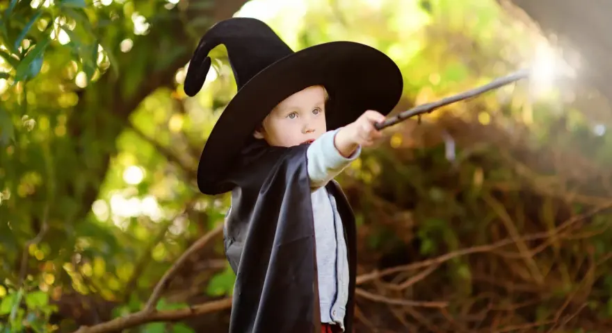 Kleiner Zauberer mit Hut und Stab, der die Welt verzaubert. Ein Beispiel für magisches Denken bei Kindern.