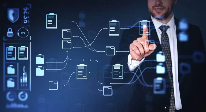 Hombre de negocios interactuando con un diagrama de flujo digital que representa la **gestión de proyectos de software**.