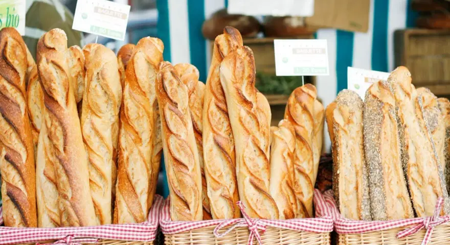 Frisches french brot, goldbraun gebacken, in Körben auf einem Markt. Ein Genuss für jeden Gaumen!