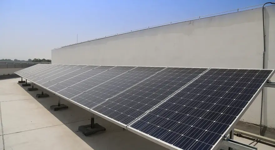 Paneles solares en una azotea, capturando la energía solar térmica para un futuro más verde.