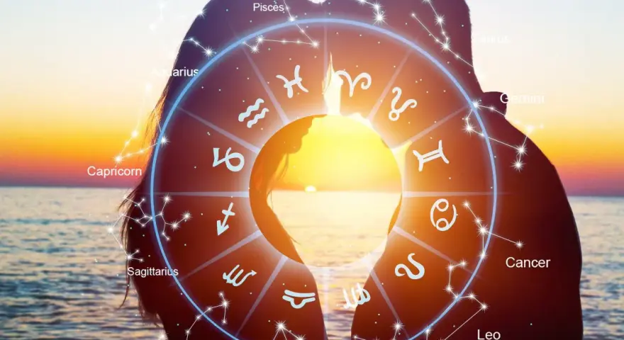 Zodiakalny krąg na tle zachodu słońca i sylwetek pary. Symbolika 2221 znaczenie w gwiazdach.