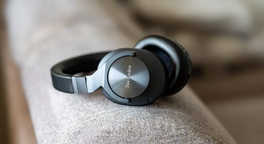 Słuchawki Technics EAH-A800 na kanapie, gotowe do testu.
