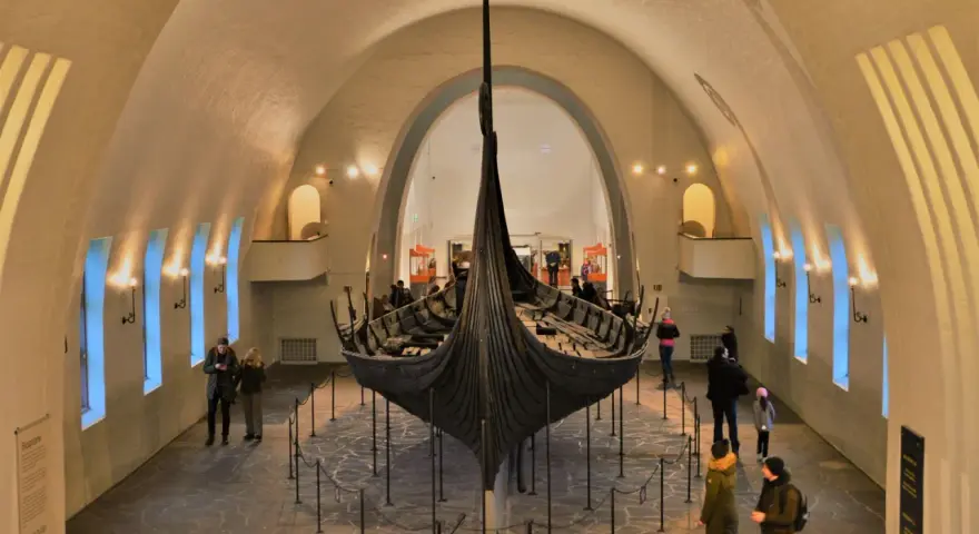 W muzeum łodzi wikingów podziwiać można starożytny okręt.
