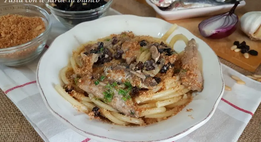 Pasta con le sarde in bianco, un piatto semplice e gustoso con pasta, sarde, uvetta e pangrattato.