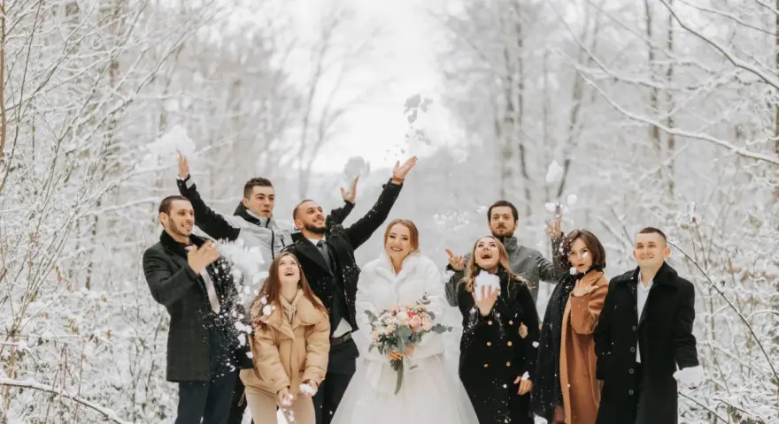 Wesele zimą co ubrać: eleganckie i ciepłe stylizacje na zimę