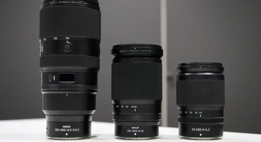 Trois objectifs Nikon pour monture Z : un 100-400mm, un 28-400mm et un 24-200mm.