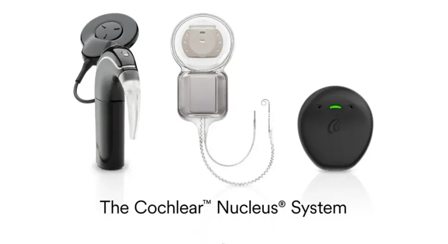 Akcesoria do implantów ślimakowych Cochlear™ Nucleus® System: procesor dźwięku, cewka i transmiter.
