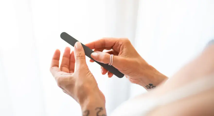 Co potrzebne do manicure tytanowego? Niezbędne produkty i porady