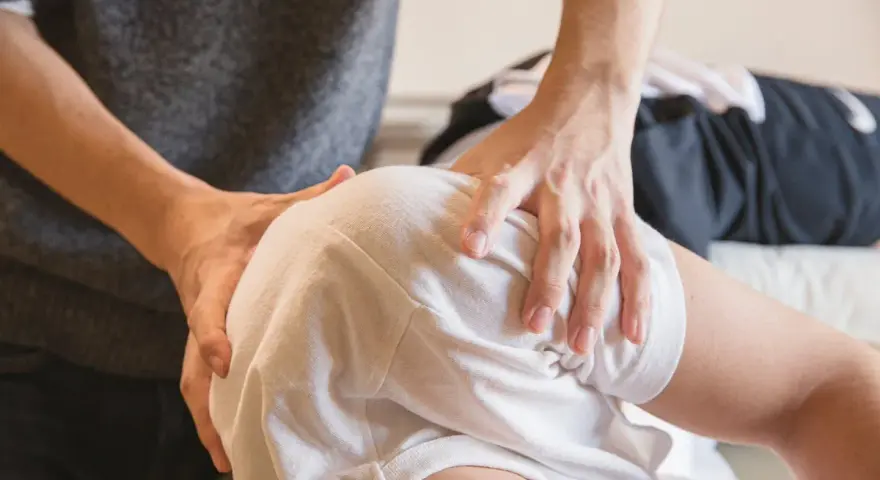 Masaż nuru to technika relaksacyjna. Terapeuta delikatnie uciska ramiona pacjenta, przynosząc ulgę.