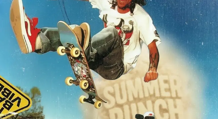 Skater w powietrzu, z napisem "SUMMER PUNCH" w tle. Poczuj energię letniego festiwalu!