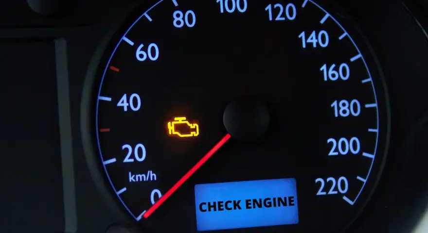 Kontrolka "Check Engine" świeci się na desce rozdzielczej. Dowiedz się, jak skasować błąd check engine bez komputera.