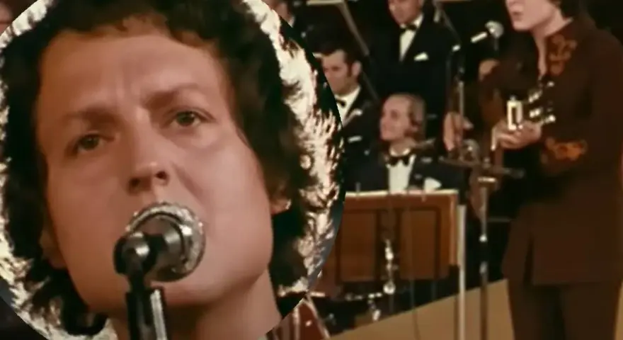 Kto śpiewał "Zegarmistrz światła purpurowy"? To on, z mikrofonem i gitarą, na tle orkiestry.