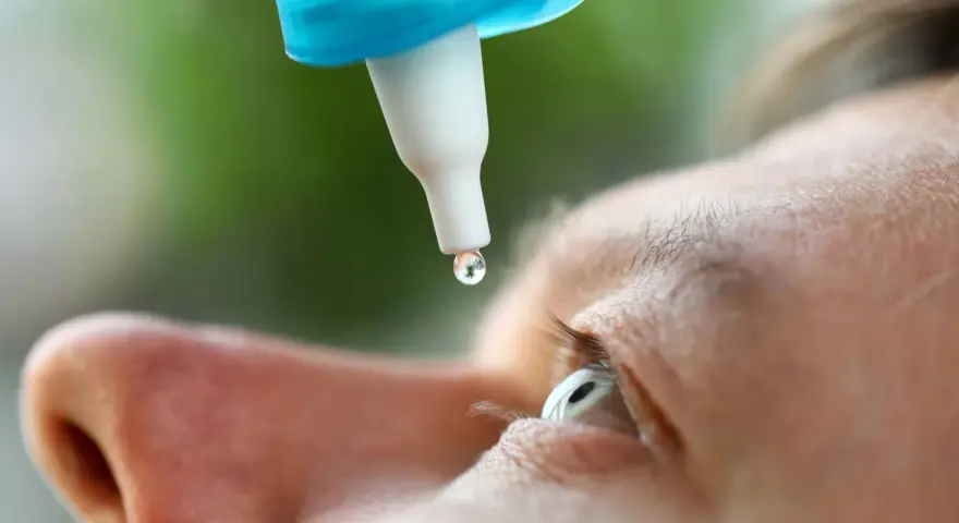 Kropla leku spada do oka. Dobre krople do oczu na alergię przynoszą ulgę.