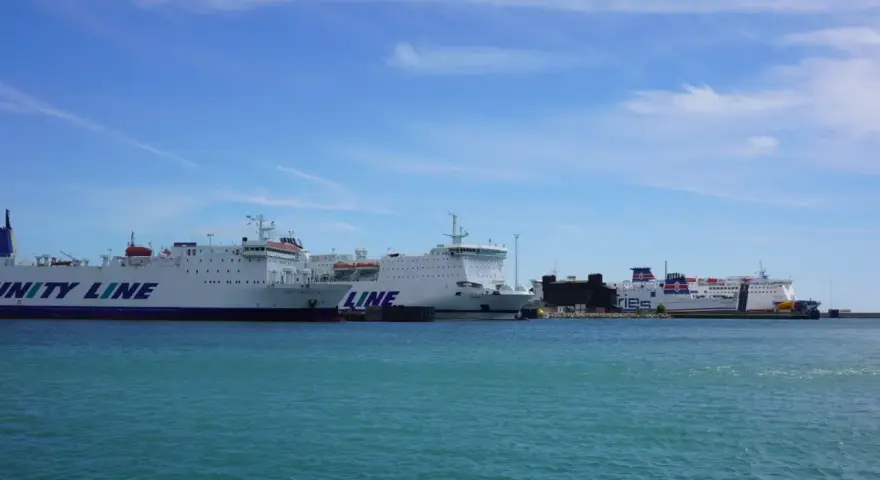 Promy Unity Line i Fjord Line czekają w porcie. Zastanawiasz się, ile płynie prom z Ystad do Świnoujścia?